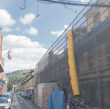 Comienza la rehabilitación del histórico bloque obrero ‘del río’, en Junigro, Trubia