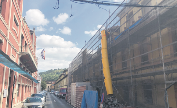 Comienza la rehabilitación del histórico bloque obrero ‘del río’, en Junigro, Trubia