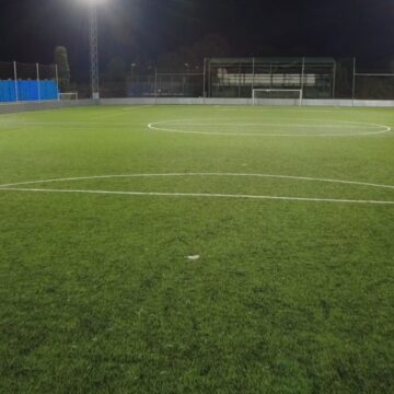 El campo de fútbol de césped artificial de Grau ya cuenta con proyectores LED
