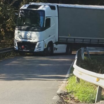 Dos camiones quedan bloqueados en pocos meses en la GR-4 de Grado tras seguir rutas hacia Agüera
