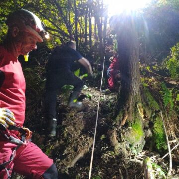 Fallece un motorista en Quirós al salirse en una curva y caer por un terraplén