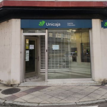 Reabre la oficina de Unicaja en Trubia con el descontento de los vecinos 