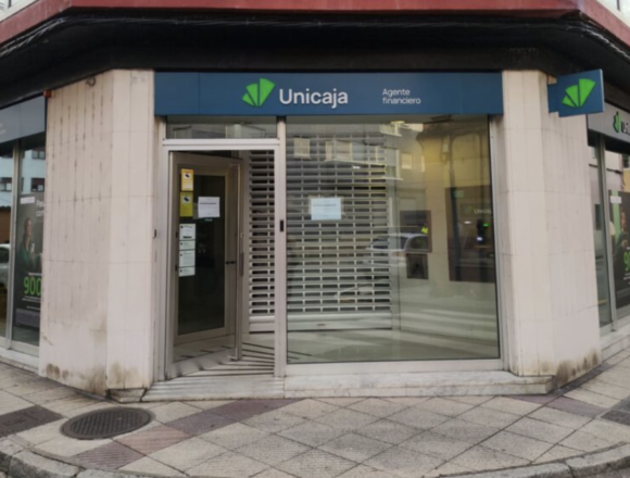 Unicaja Trubia Reabre la oficina de Unicaja en Trubia con el descontento de los vecinos
